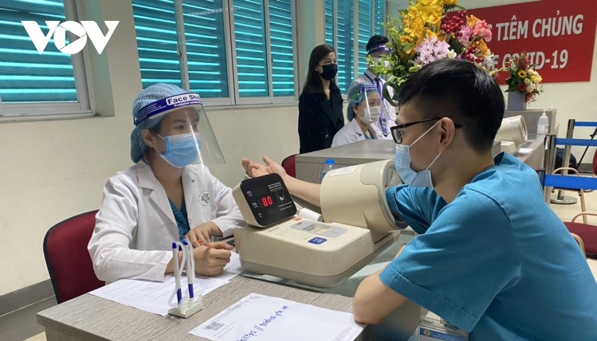 Nearly 1,600 people vaccinated against COVID-19 in Vietnam